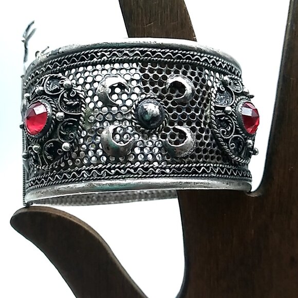 Vintage Silver Wide Filigree Hinged Bangle Bracelet with Red Glass Stones - Picture 14 of 16